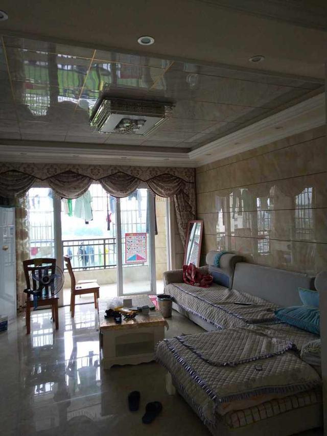 120平新房裝修花費(fèi)了22萬(wàn)，客餐廳全瓷磚上墻，整體是簡(jiǎn)潔明亮很耐看！