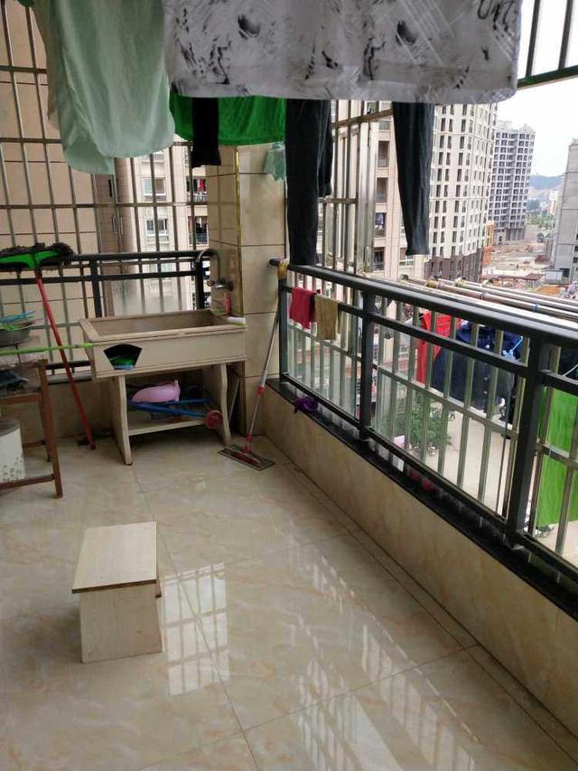 120平新房裝修花費(fèi)了22萬(wàn)，客餐廳全瓷磚上墻，整體是簡(jiǎn)潔明亮很耐看！