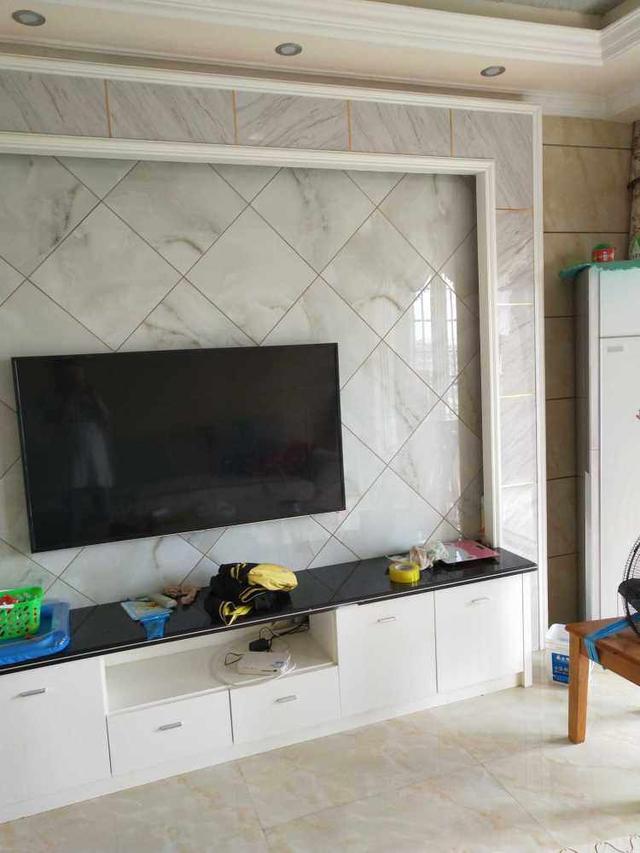 120平新房裝修花費(fèi)了22萬(wàn)，客餐廳全瓷磚上墻，整體是簡(jiǎn)潔明亮很耐看！