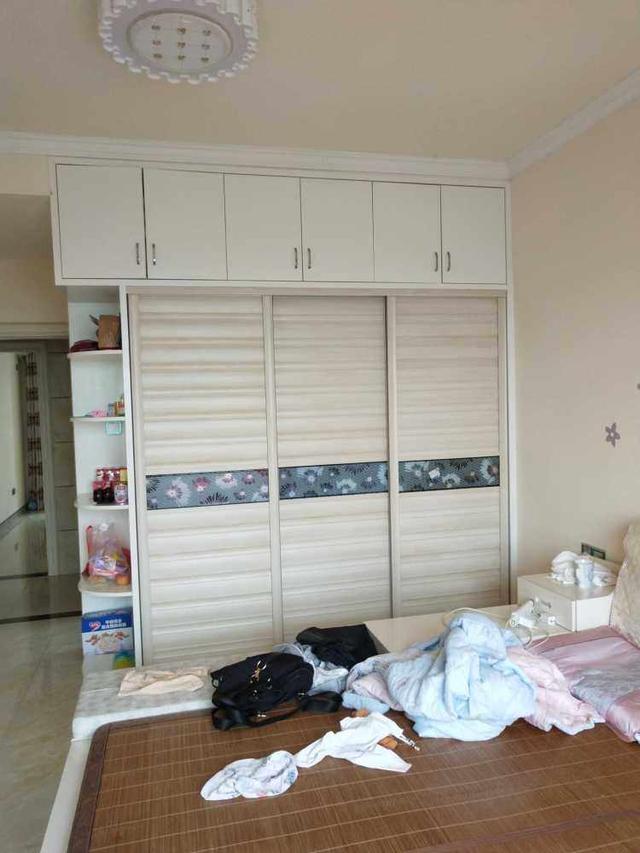 120平新房裝修花費(fèi)了22萬(wàn)，客餐廳全瓷磚上墻，整體是簡(jiǎn)潔明亮很耐看！