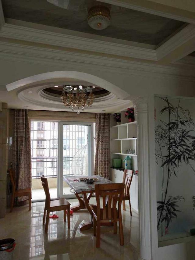 120平新房裝修花費(fèi)了22萬(wàn)，客餐廳全瓷磚上墻，整體是簡(jiǎn)潔明亮很耐看！