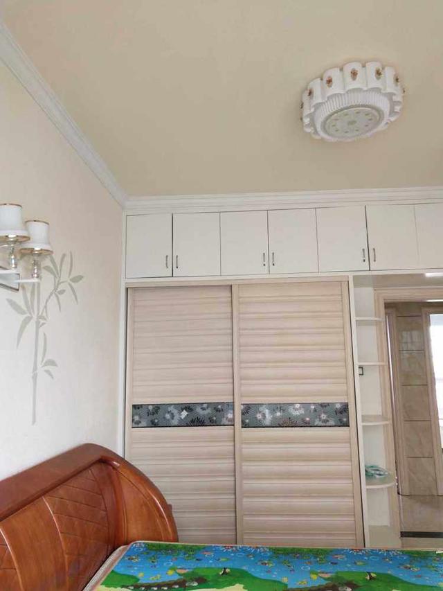 120平新房裝修花費(fèi)了22萬(wàn)，客餐廳全瓷磚上墻，整體是簡(jiǎn)潔明亮很耐看！