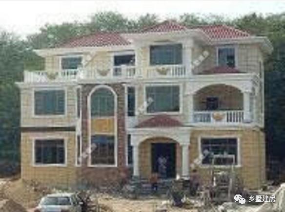 外觀簡單明了，帶挑空客廳、大露臺和車庫的農村自建別墅設計圖，你想要的樣子它都有