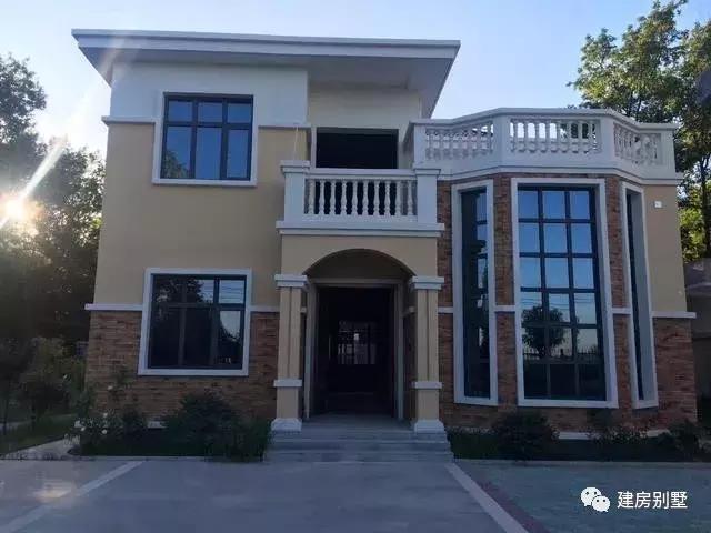 一款造價20多萬的兩層別墅設計圖，做成尖頂平頂都好看