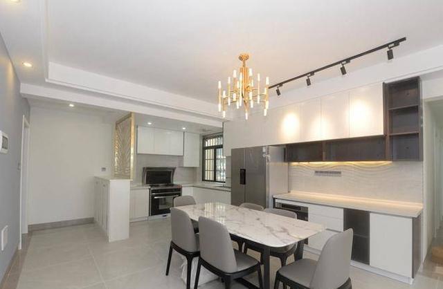 130平米房子簡約風格裝修，黑白灰色調搭配還是那么經(jīng)典