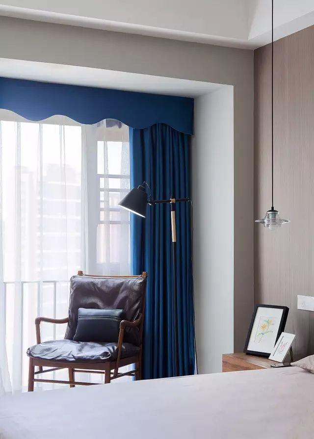 125平方的現(xiàn)代簡約風格裝修效果圖，空間寬敞明亮，三居室的環(huán)境打造的非常簡約小資。