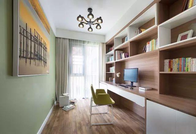 125平方的現(xiàn)代簡約風格裝修效果圖，空間寬敞明亮，三居室的環(huán)境打造的非常簡約小資。