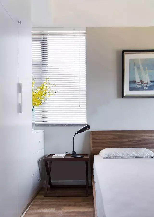 125平方的現(xiàn)代簡約風格裝修效果圖，空間寬敞明亮，三居室的環(huán)境打造的非常簡約小資。