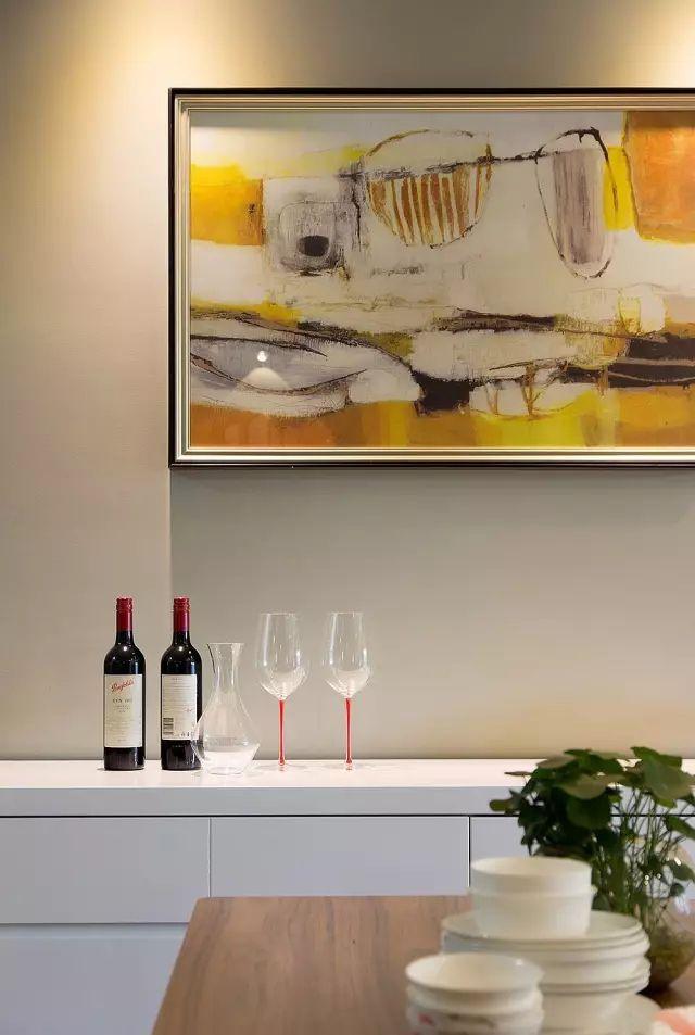 125平方的現(xiàn)代簡約風格裝修效果圖，空間寬敞明亮，三居室的環(huán)境打造的非常簡約小資。