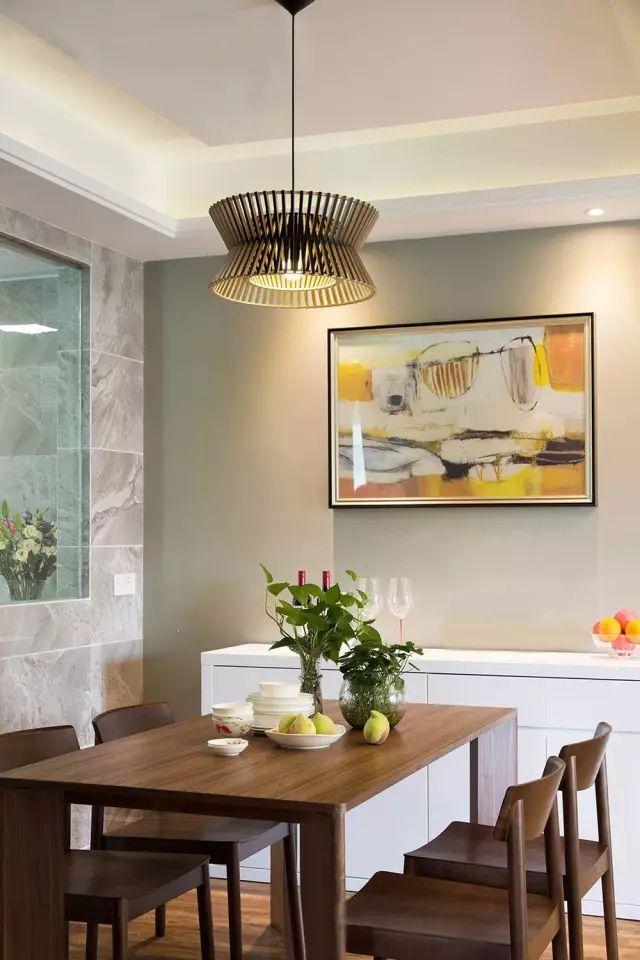 125平方的現(xiàn)代簡約風格裝修效果圖，空間寬敞明亮，三居室的環(huán)境打造的非常簡約小資。