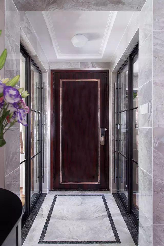 125平方的現(xiàn)代簡約風格裝修效果圖，空間寬敞明亮，三居室的環(huán)境打造的非常簡約小資。