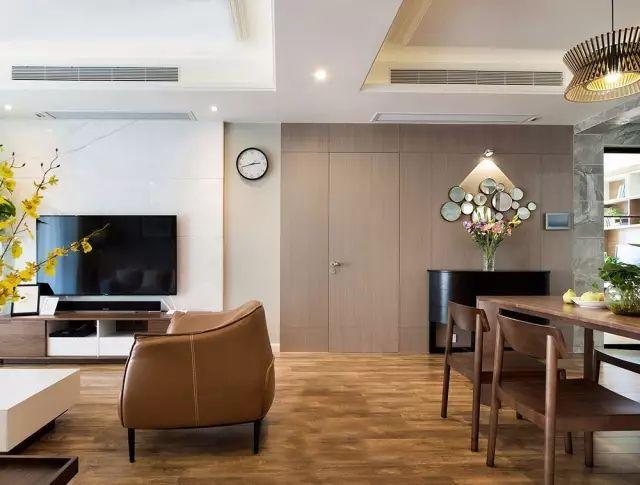 125平方的現(xiàn)代簡約風格裝修效果圖，空間寬敞明亮，三居室的環(huán)境打造的非常簡約小資。