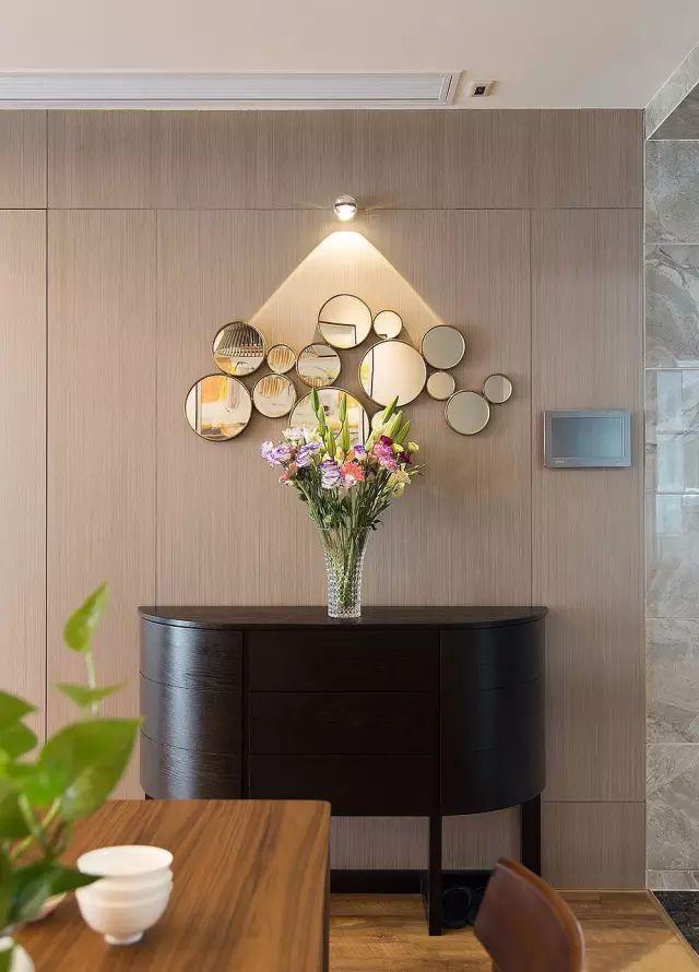 125平方的現(xiàn)代簡約風格裝修效果圖，空間寬敞明亮，三居室的環(huán)境打造的非常簡約小資。