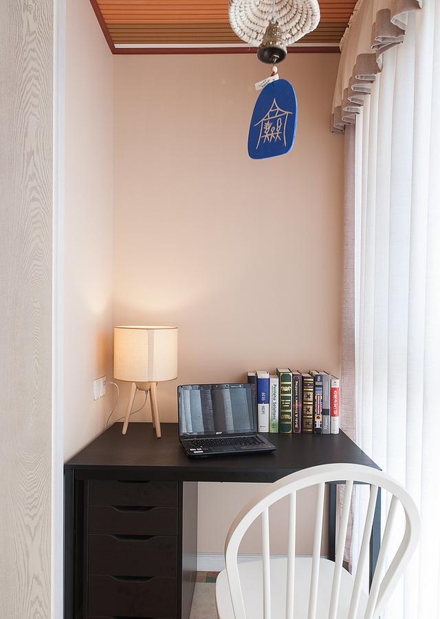 90㎡的三居室，普普通通的裝修風格，但是很溫馨。