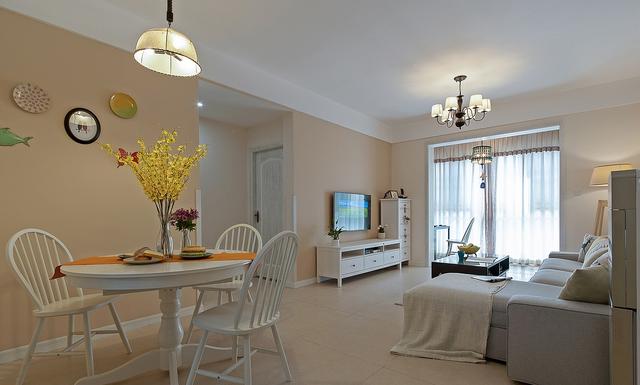 90㎡的三居室，普普通通的裝修風格，但是很溫馨。