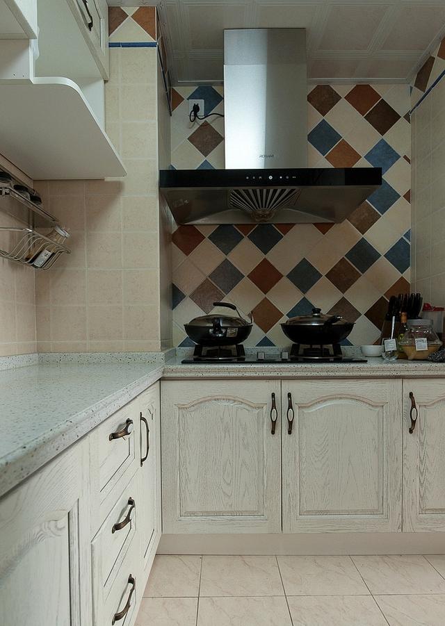 90㎡的三居室，普普通通的裝修風格，但是很溫馨。