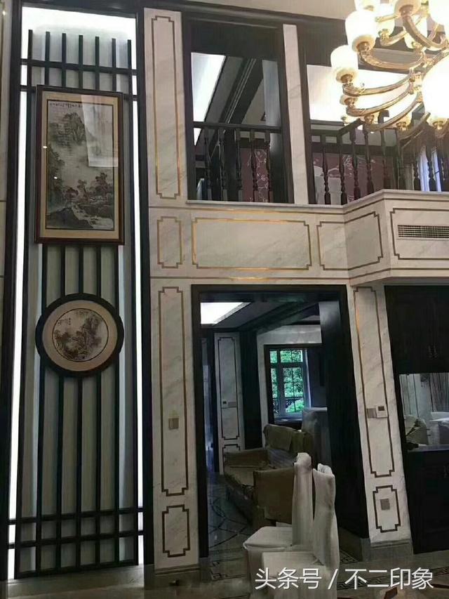 花了102W全包裝修的豪華別墅，大理石做的客廳電視墻特別喜歡，忍不住曬一曬！