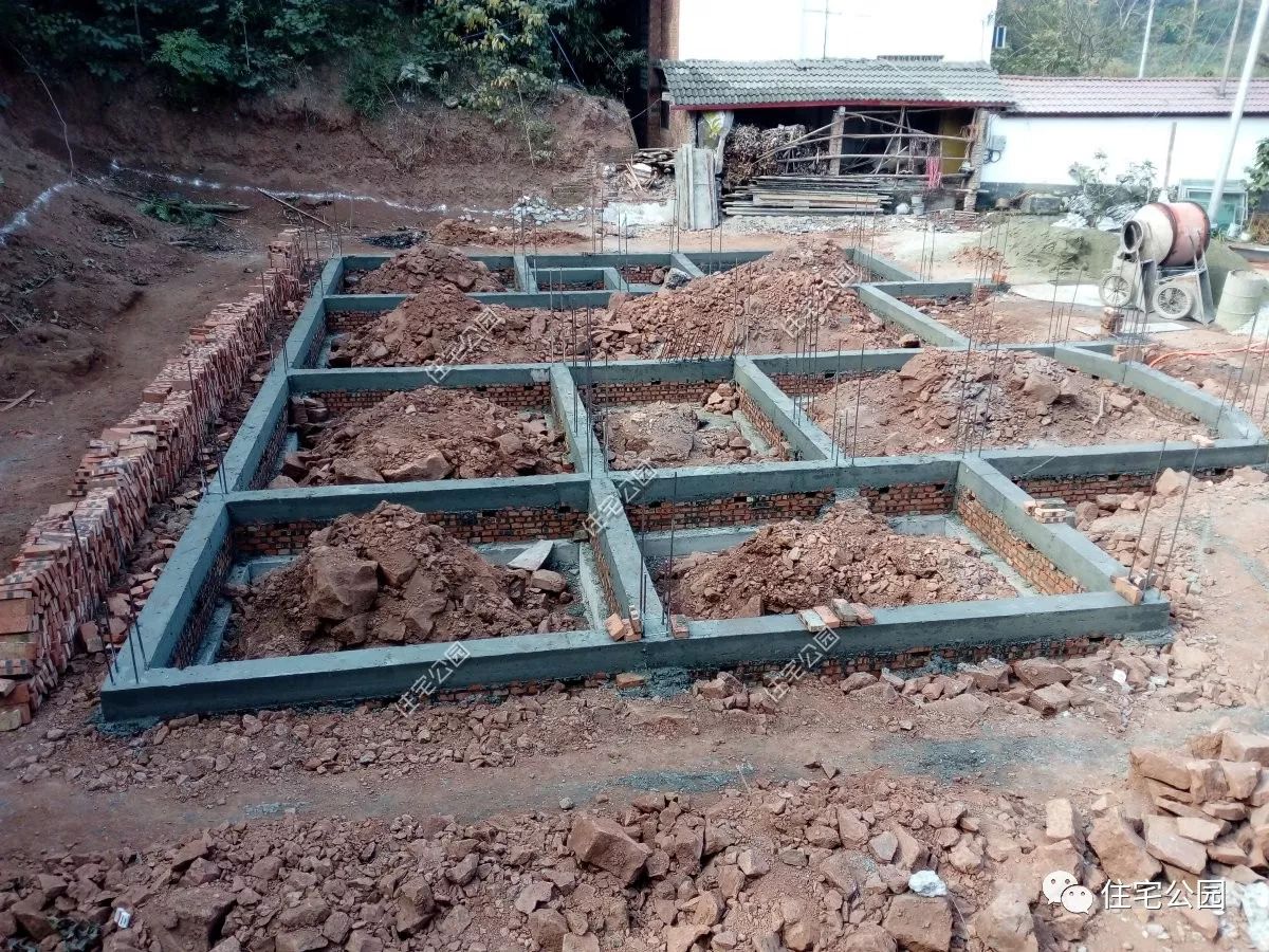 最走心的包工頭，力勸房主把筏基改成條基，省了一半的基礎(chǔ)錢(qián)！