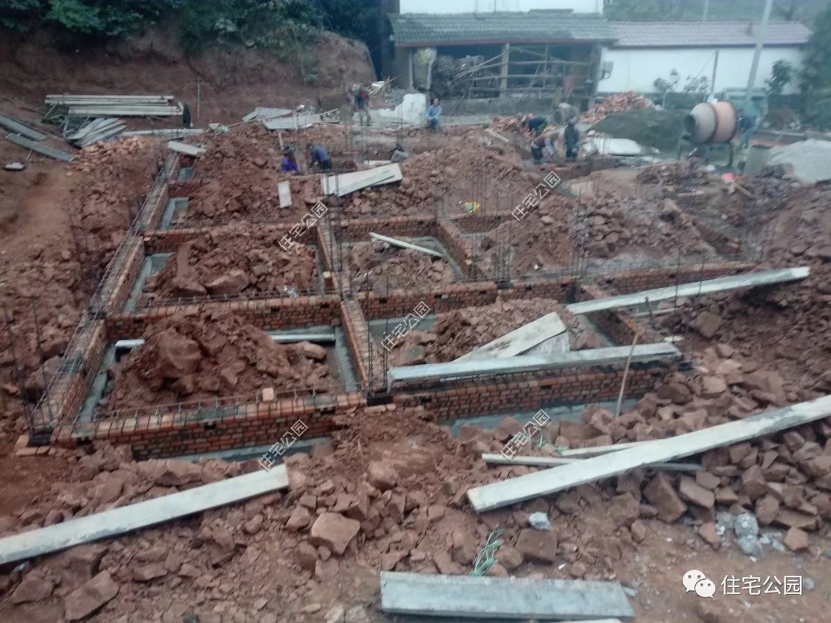 最走心的包工頭，力勸房主把筏基改成條基，省了一半的基礎(chǔ)錢(qián)！