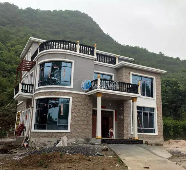 5套農(nóng)村小別墅效果圖和實(shí)拍圖的對(duì)比，第1套100%還原效果圖，第3套造價(jià)才25萬(wàn)