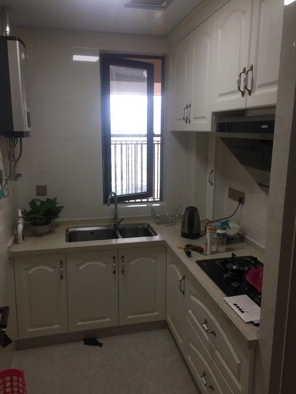 90平用10萬裝修完，一進門驚艷到我了，尤其是客廳的燈最亮眼。