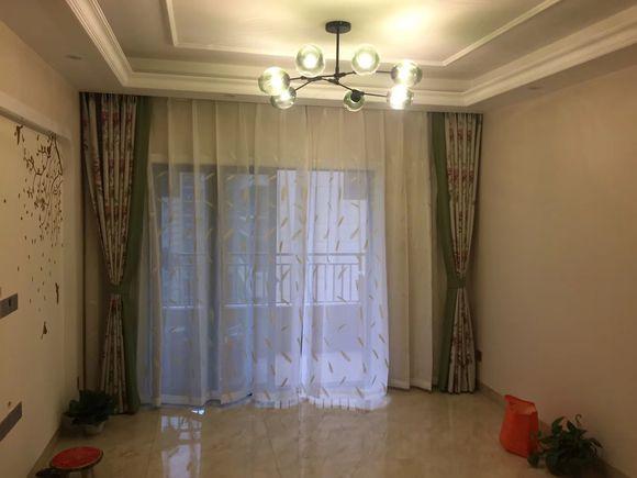 90平用10萬裝修完，一進門驚艷到我了，尤其是客廳的燈最亮眼。