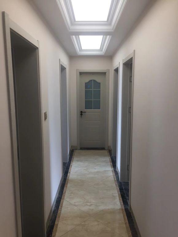 90平用10萬裝修完，一進門驚艷到我了，尤其是客廳的燈最亮眼。