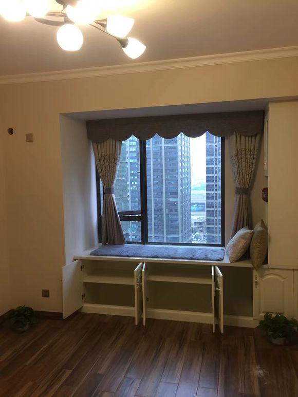 90平用10萬裝修完，一進門驚艷到我了，尤其是客廳的燈最亮眼。