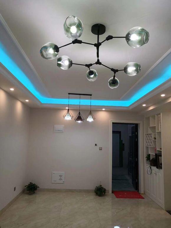 90平用10萬裝修完，一進門驚艷到我了，尤其是客廳的燈最亮眼。