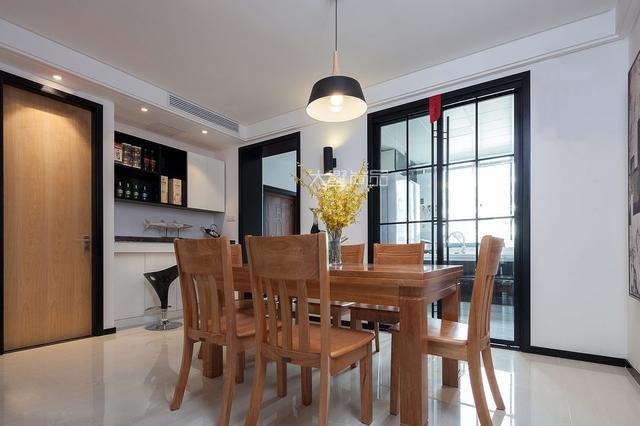 140平用15萬裝修，色彩搭配簡潔明亮，我覺得一點也不虧。