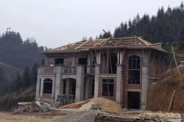 一款帶地下室的農(nóng)村二層自建別墅設(shè)計圖，外觀豪華，設(shè)計精美，50萬建成毛坯，看了的都說值