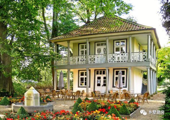 二層農(nóng)村別墅圖，自帶陽臺(tái)車庫，飄窗造型更是質(zhì)樸與時(shí)尚的結(jié)合，你心動(dòng)了嗎