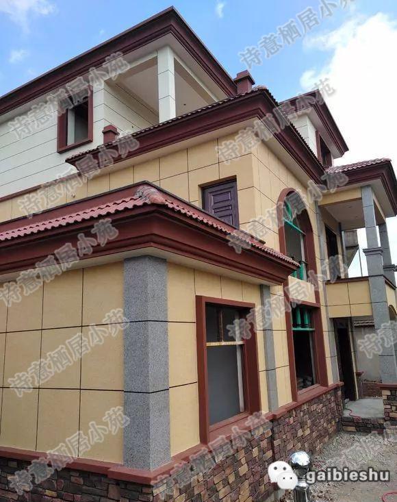 三層新農(nóng)村住宅設(shè)計(jì)圖，占地100平，采用框架結(jié)構(gòu)，主體造價(jià)30萬，附有建成效果圖