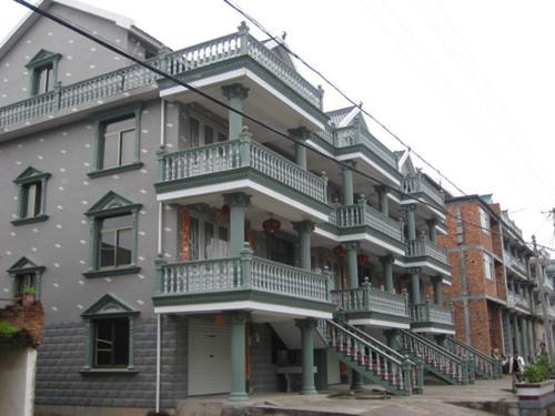 農(nóng)村自建房萬萬不要貼外墻瓷磚了，聰明人新建的別墅都是直接貼水泥來裝飾，用50年沒問題