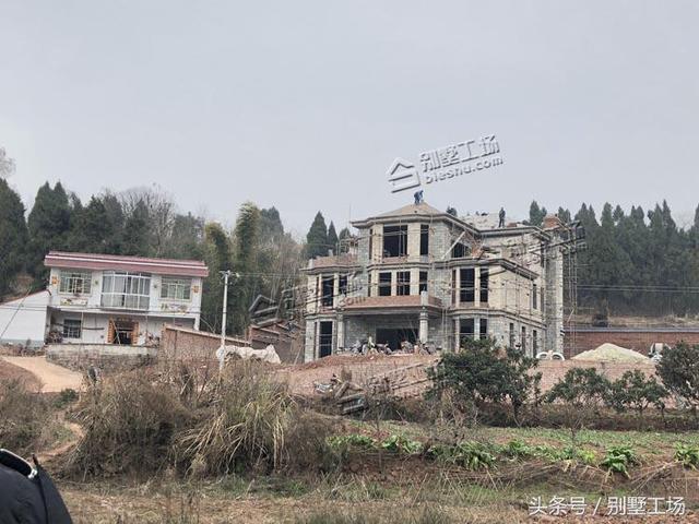 超贊的兄弟雙拼聯(lián)排別墅設(shè)計(jì)圖，建成之后秒殺旁邊的小樓房