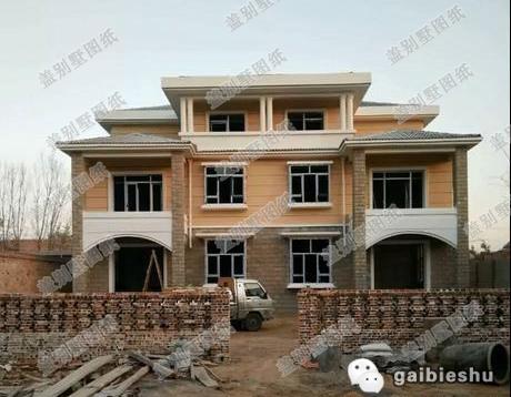 二層雙拼別墅設(shè)計(jì)圖，對(duì)稱(chēng)式設(shè)計(jì)和布局，增加建筑的整潔大氣感，主體造價(jià)40萬(wàn)。