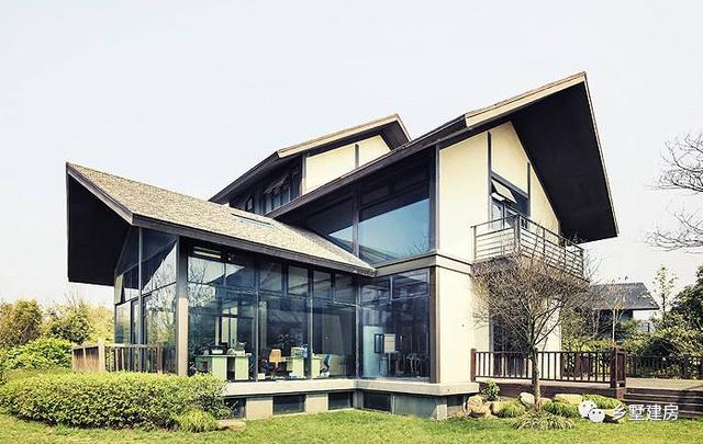 這款別墅設(shè)計圖花30萬就能建，帶水池，有花草綠植