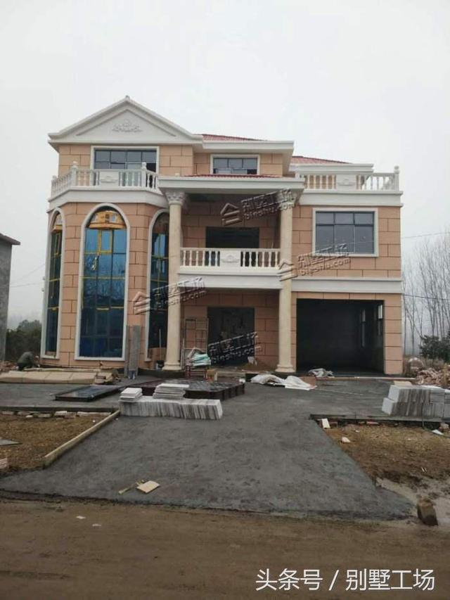 農(nóng)村自建三層歐式別墅施工設(shè)計圖，線條感強(qiáng)，外型經(jīng)久耐看