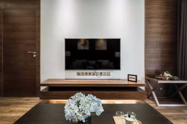 一套98平米兩室兩廳格局，整體色調(diào)搭配沉穩(wěn)、雅致，木地板上墻很有范兒！