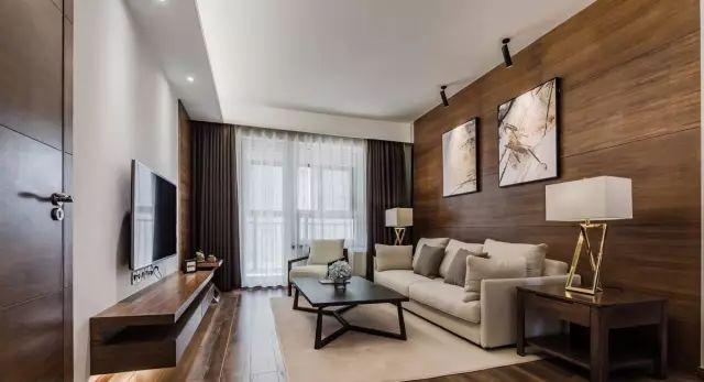 一套98平米兩室兩廳格局，整體色調(diào)搭配沉穩(wěn)、雅致，木地板上墻很有范兒！