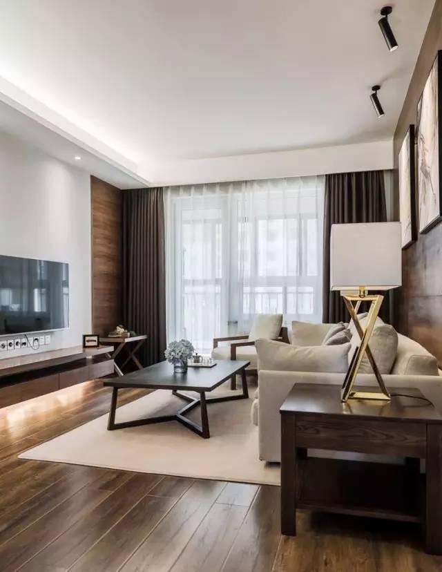 一套98平米兩室兩廳格局，整體色調(diào)搭配沉穩(wěn)、雅致，木地板上墻很有范兒！