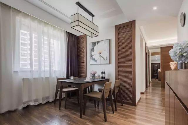 一套98平米兩室兩廳格局，整體色調(diào)搭配沉穩(wěn)、雅致，木地板上墻很有范兒！