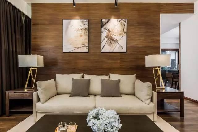 一套98平米兩室兩廳格局，整體色調(diào)搭配沉穩(wěn)、雅致，木地板上墻很有范兒！