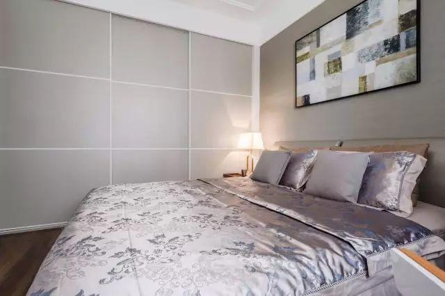 一套98平米兩室兩廳格局，整體色調(diào)搭配沉穩(wěn)、雅致，木地板上墻很有范兒！