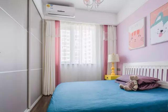 一套98平米兩室兩廳格局，整體色調(diào)搭配沉穩(wěn)、雅致，木地板上墻很有范兒！