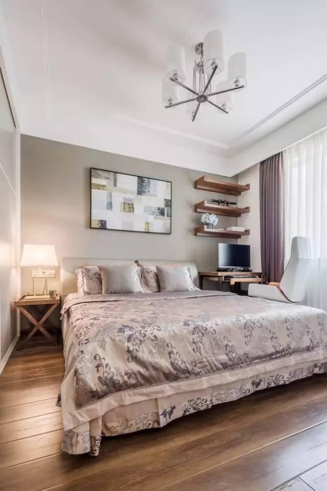 一套98平米兩室兩廳格局，整體色調(diào)搭配沉穩(wěn)、雅致，木地板上墻很有范兒！