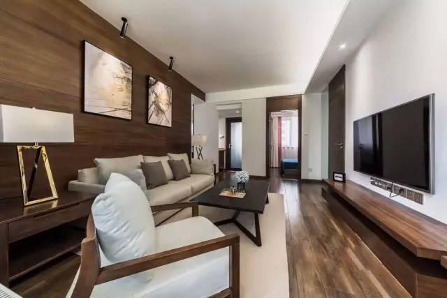 一套98平米兩室兩廳格局，整體色調(diào)搭配沉穩(wěn)、雅致，木地板上墻很有范兒！