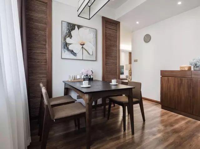 一套98平米兩室兩廳格局，整體色調(diào)搭配沉穩(wěn)、雅致，木地板上墻很有范兒！