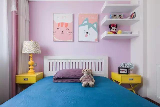 一套98平米兩室兩廳格局，整體色調(diào)搭配沉穩(wěn)、雅致，木地板上墻很有范兒！