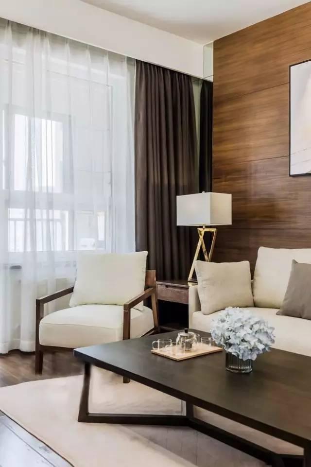 一套98平米兩室兩廳格局，整體色調(diào)搭配沉穩(wěn)、雅致，木地板上墻很有范兒！